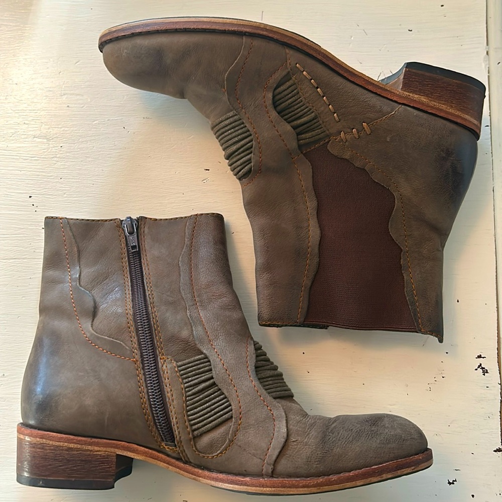 Everybody by bz moda boots zip up brown ankle boots size 6.5/37
